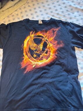 Graphic T shirt Hunger Games Men Medium